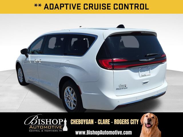 Used 2023 Chrysler Pacifica Touring-L FWD image 11