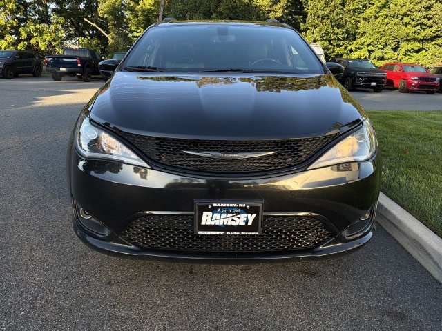 Used 2019 Chrysler Pacifica Touring-L w/ S Appearance Package FWD image 3