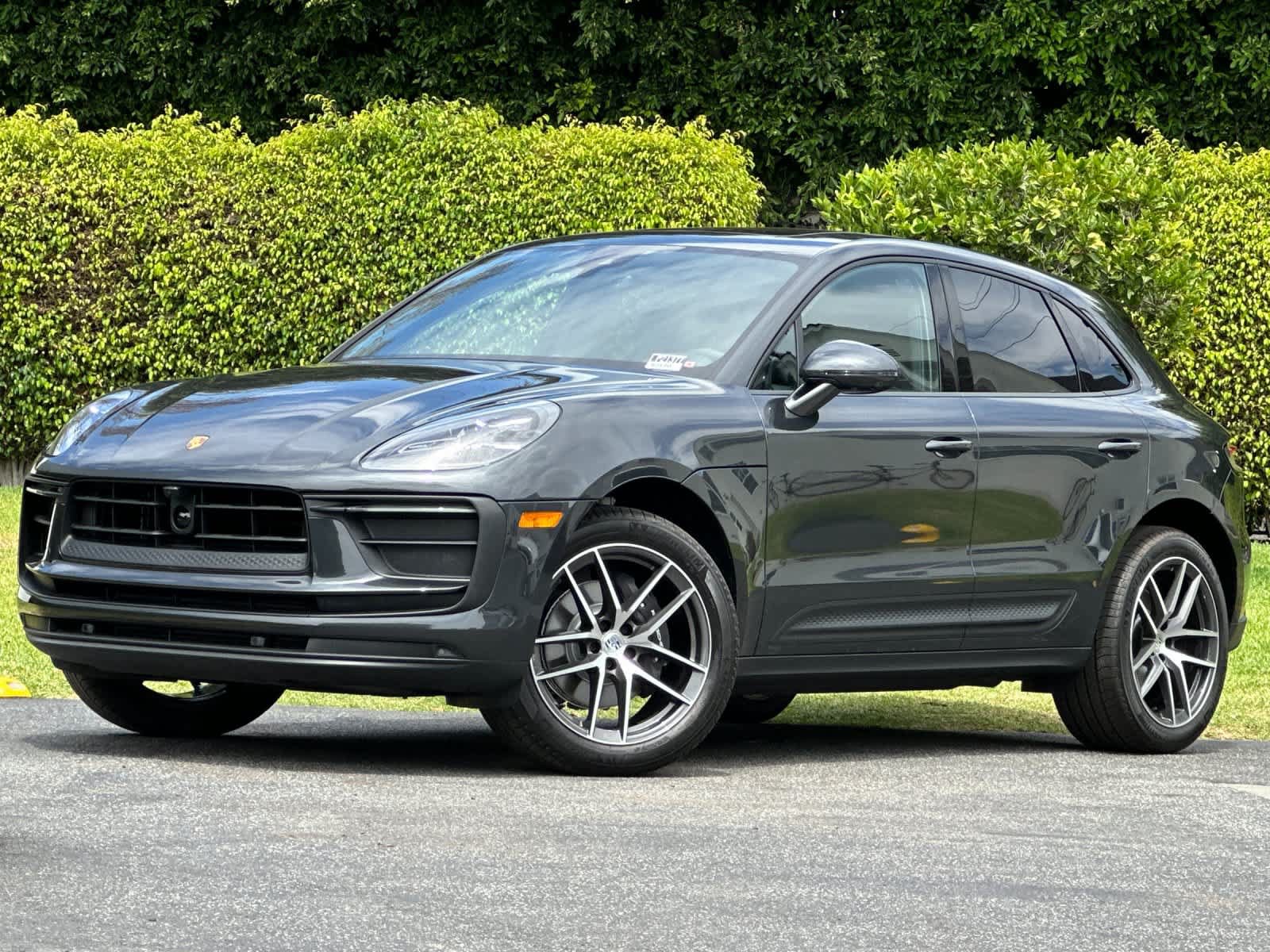 Certified 2025 Porsche Macan AWD/4WD image 1