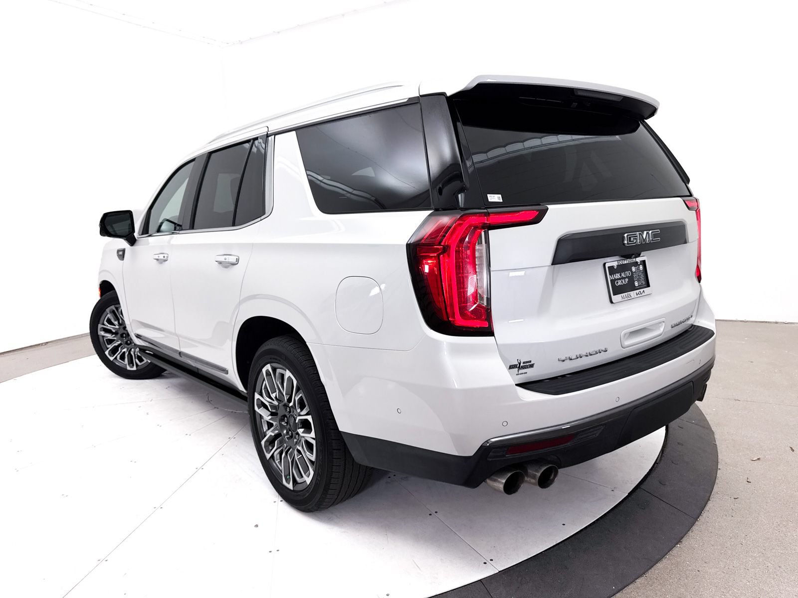 Used 2024 GMC Yukon Denali Ultimate AWD/4WD image 2