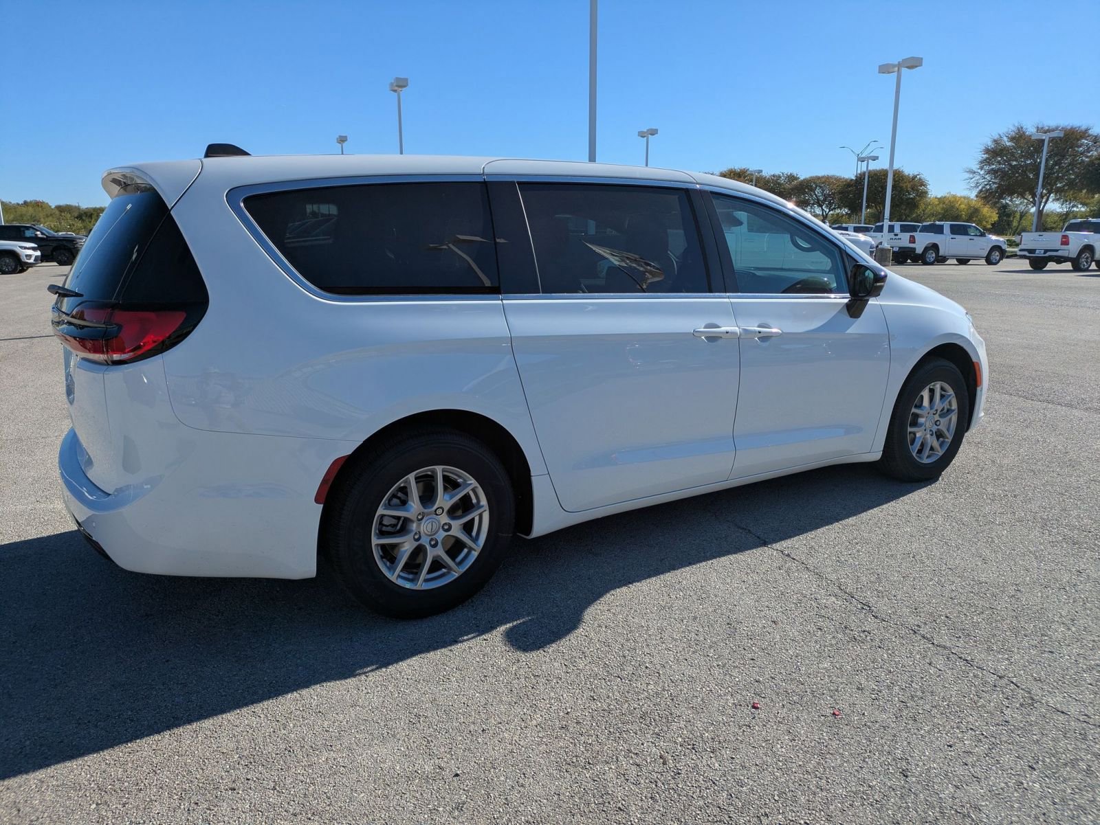 New 2026 Chrysler Pacifica Select FWD image 6
