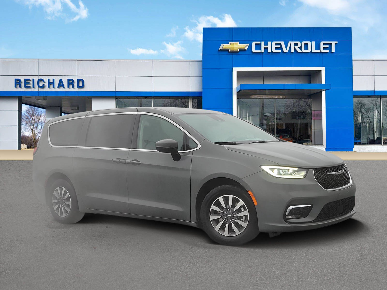 Used 2023 Chrysler Pacifica Touring-L FWD image 1