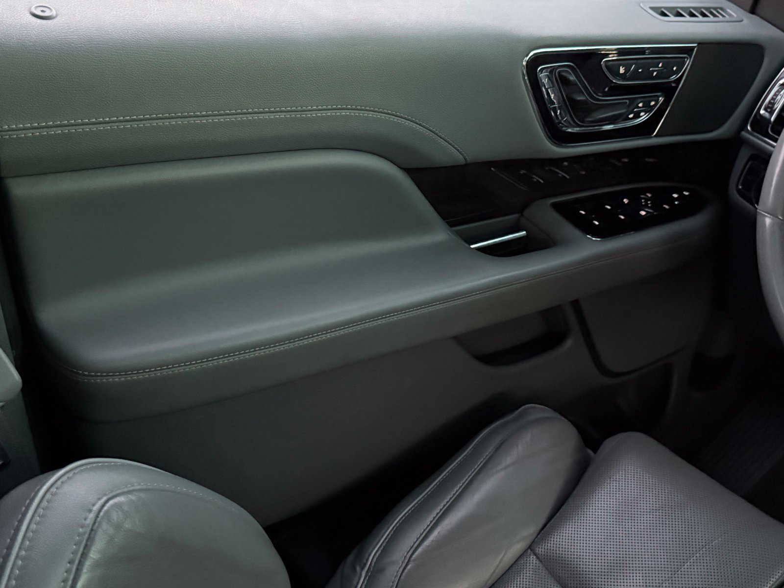 Used 2018 Lincoln Navigator Select RWD image 40