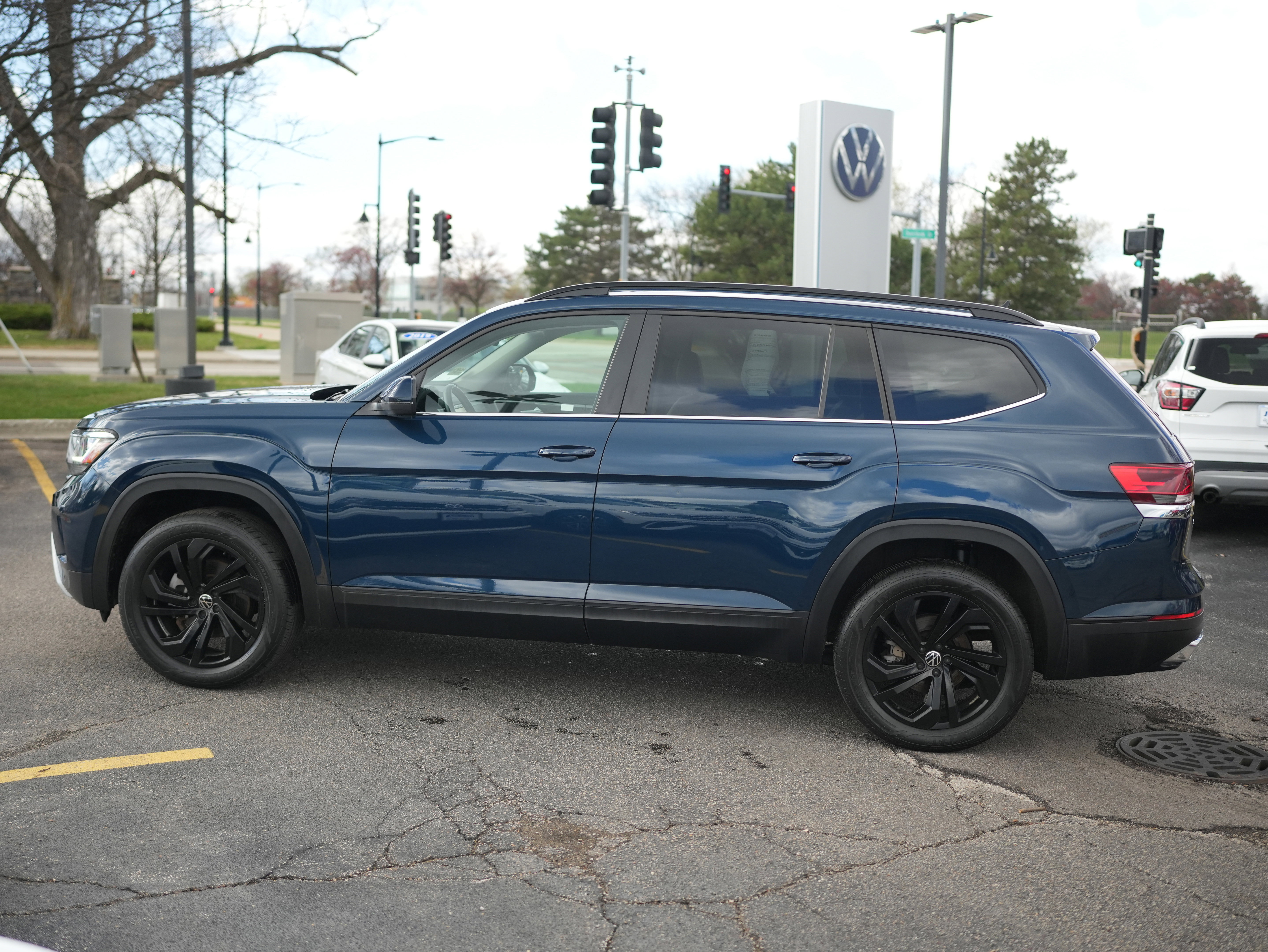 Certified 2022 Volkswagen Atlas SE w/ Black Wheel Package image 10