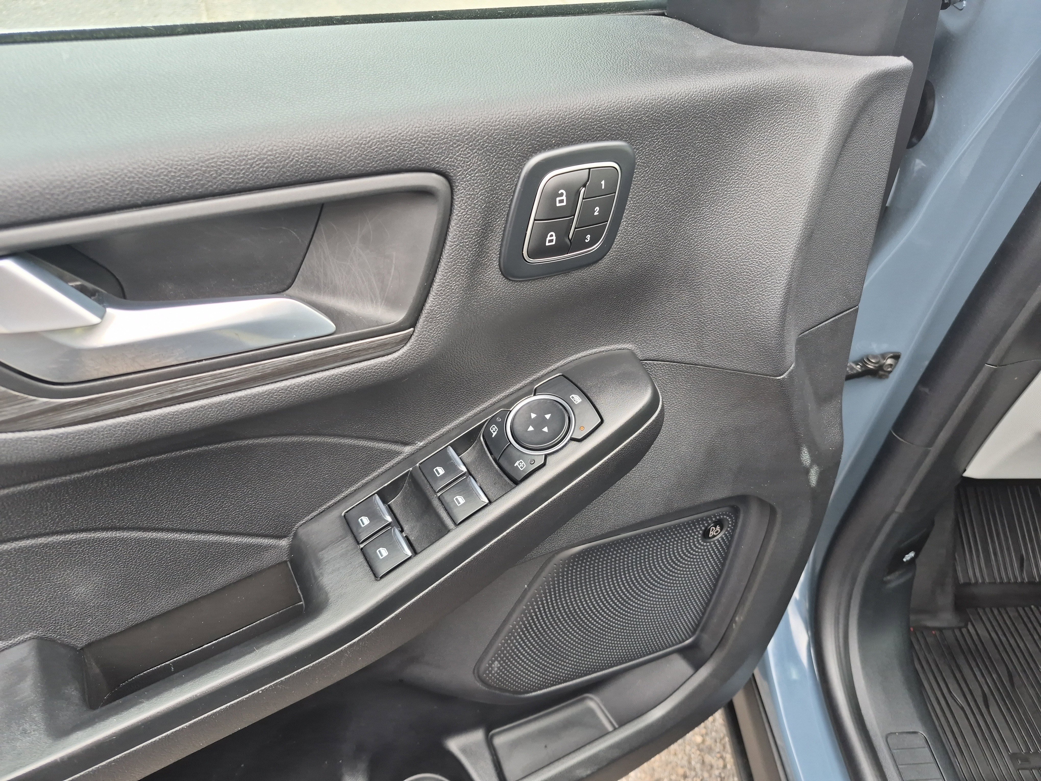 Certified 2025 Ford Escape SE w/ PHEV Premium Package FWD image 10