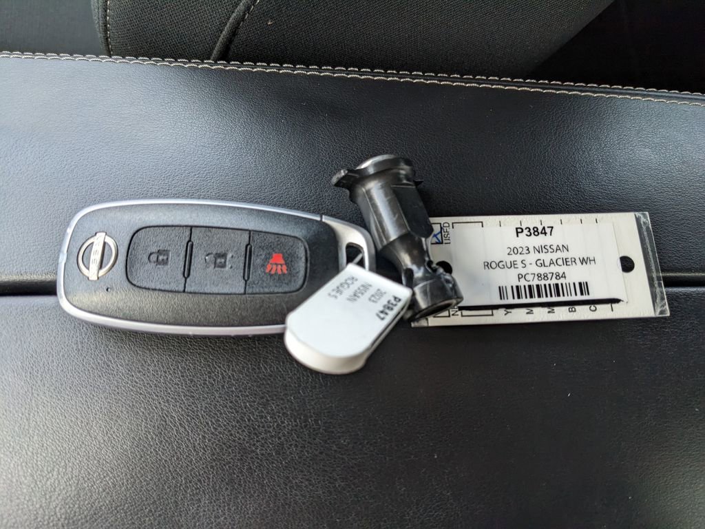 Used 2023 Nissan Rogue S image 31