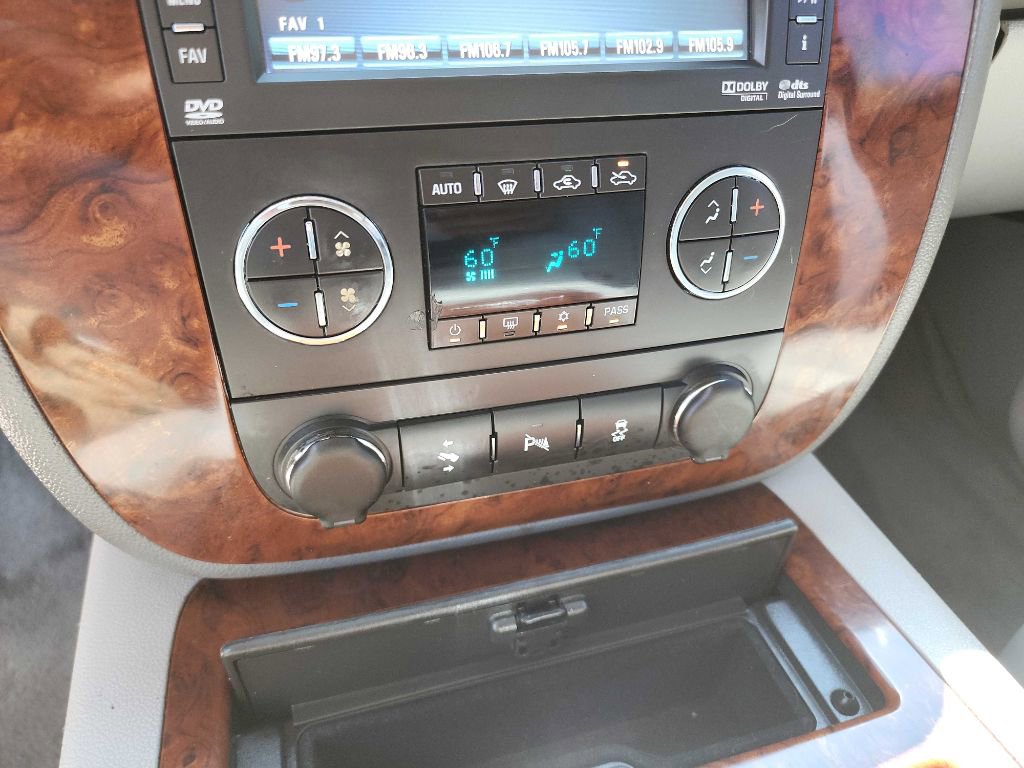 Used 2013 Chevrolet Avalanche LTZ image 29