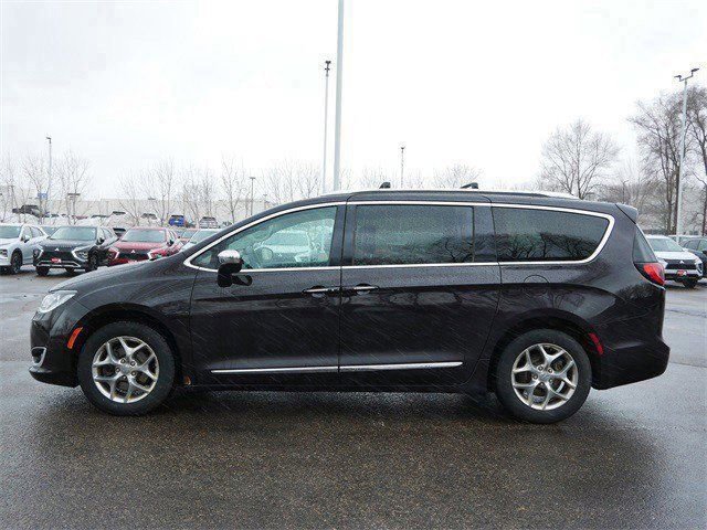 Used 2017 Chrysler Pacifica Limited image 4
