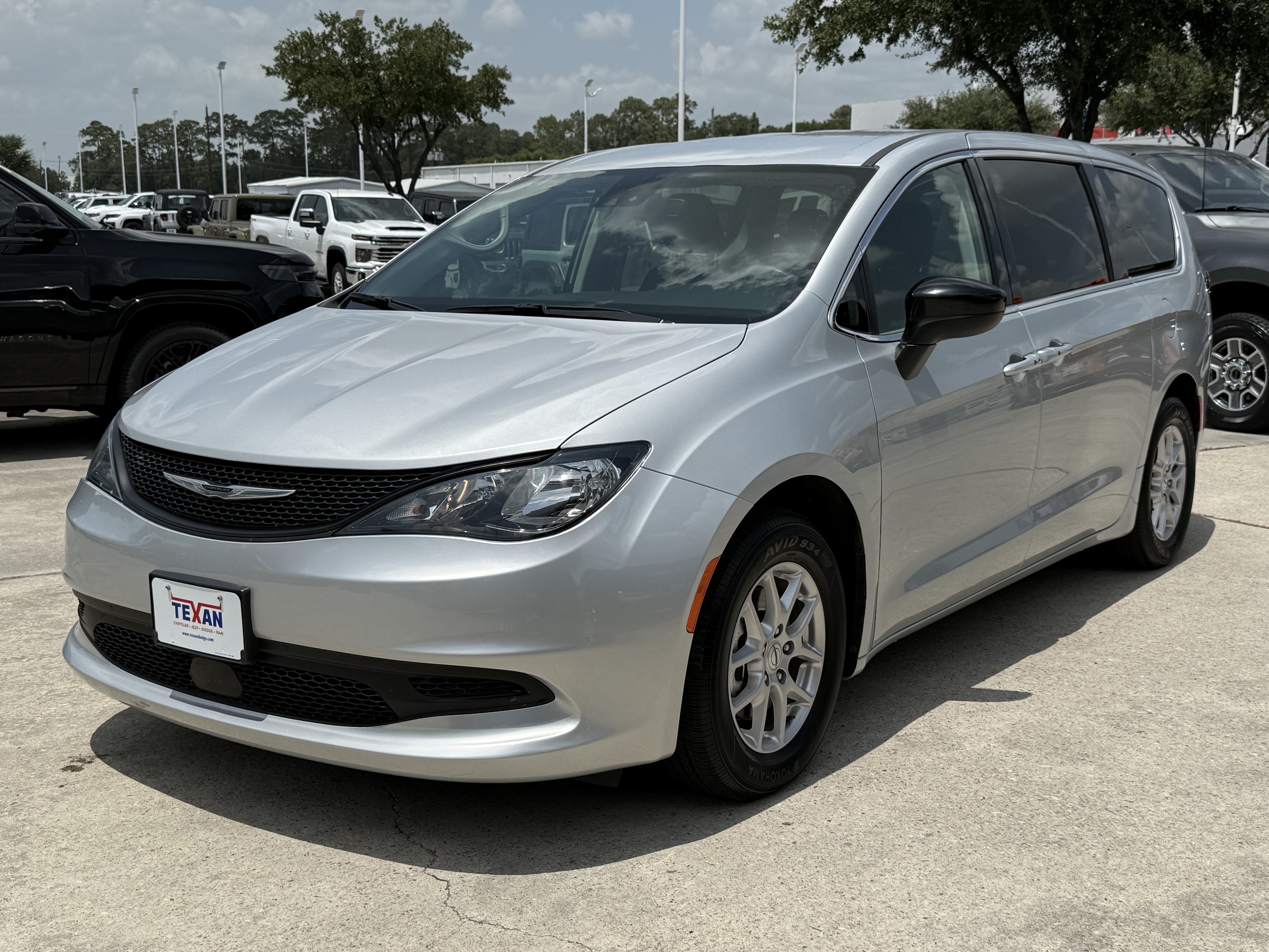 Used 2024 Chrysler Voyager LX FWD image 15