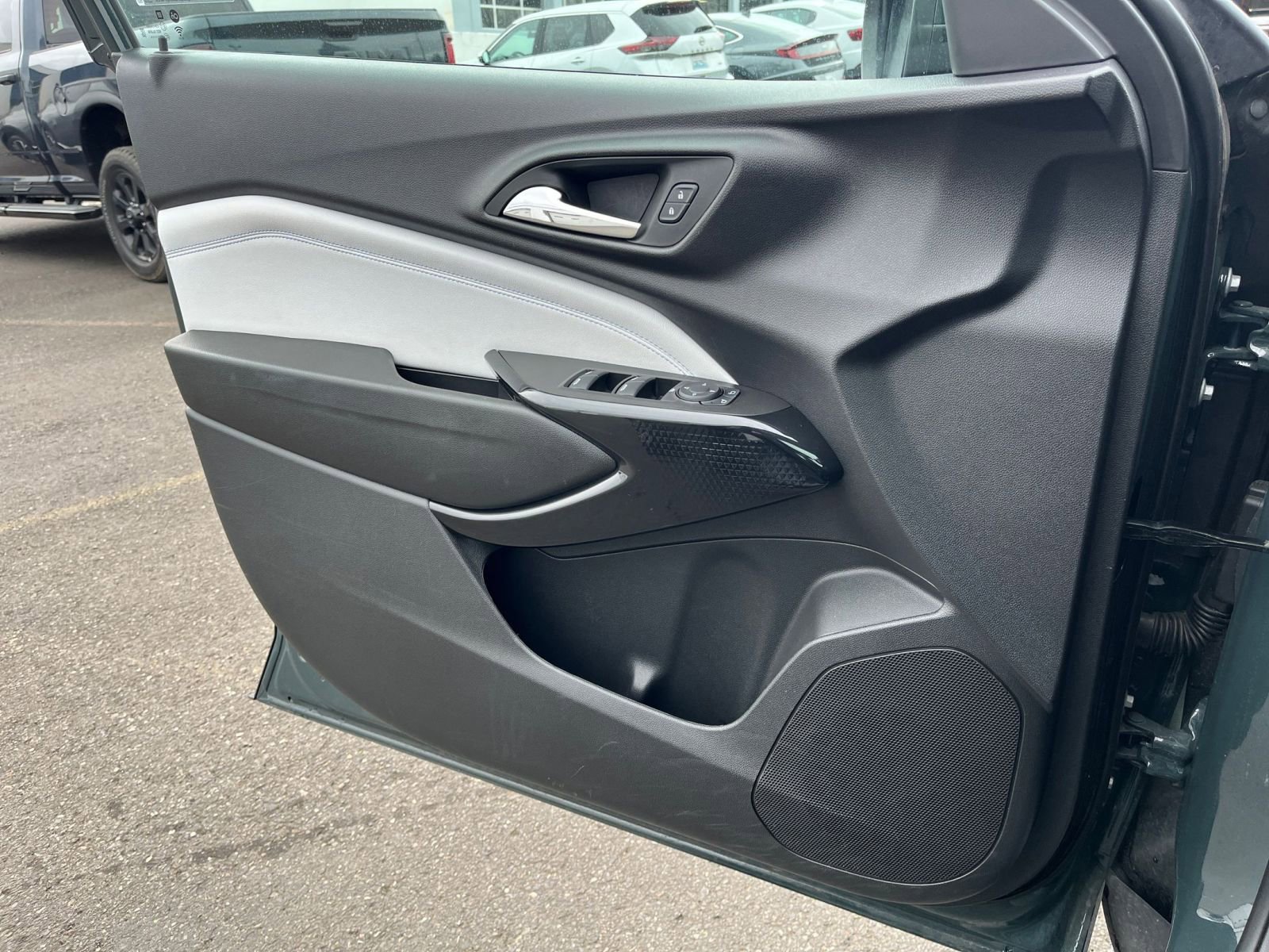 Used 2025 Chevrolet Trax LT FWD image 18