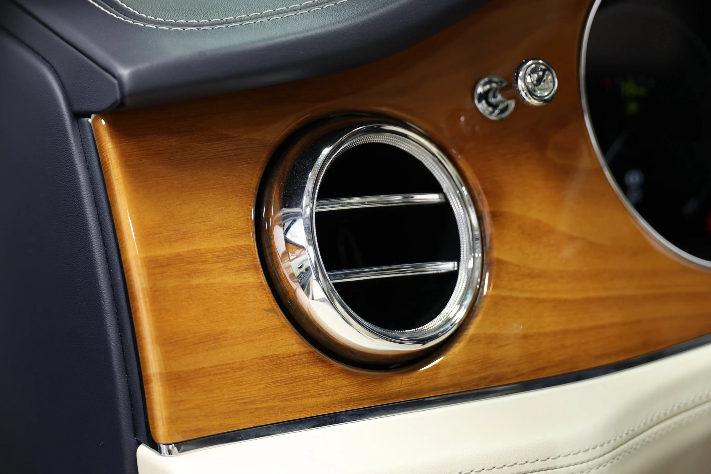 Used 2021 Bentley Bentayga w/ First Edition Specification AWD/4WD image 26