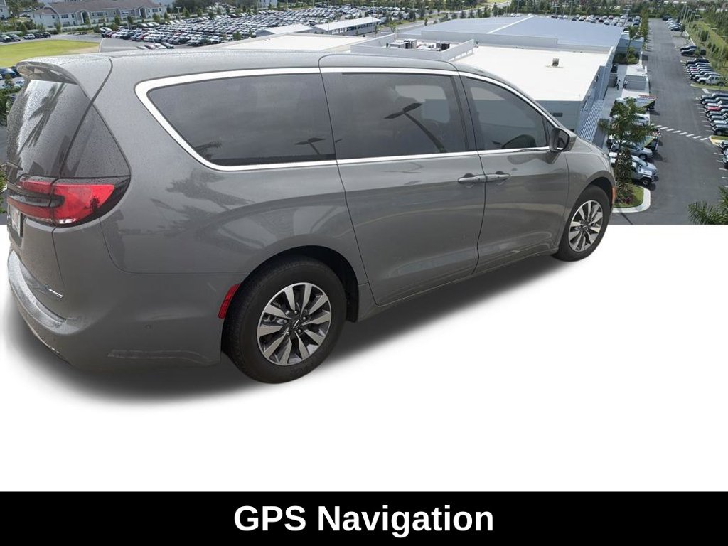 Used 2022 Chrysler Pacifica Touring-L w/ Uconnect Theater Family Group FWD image 3