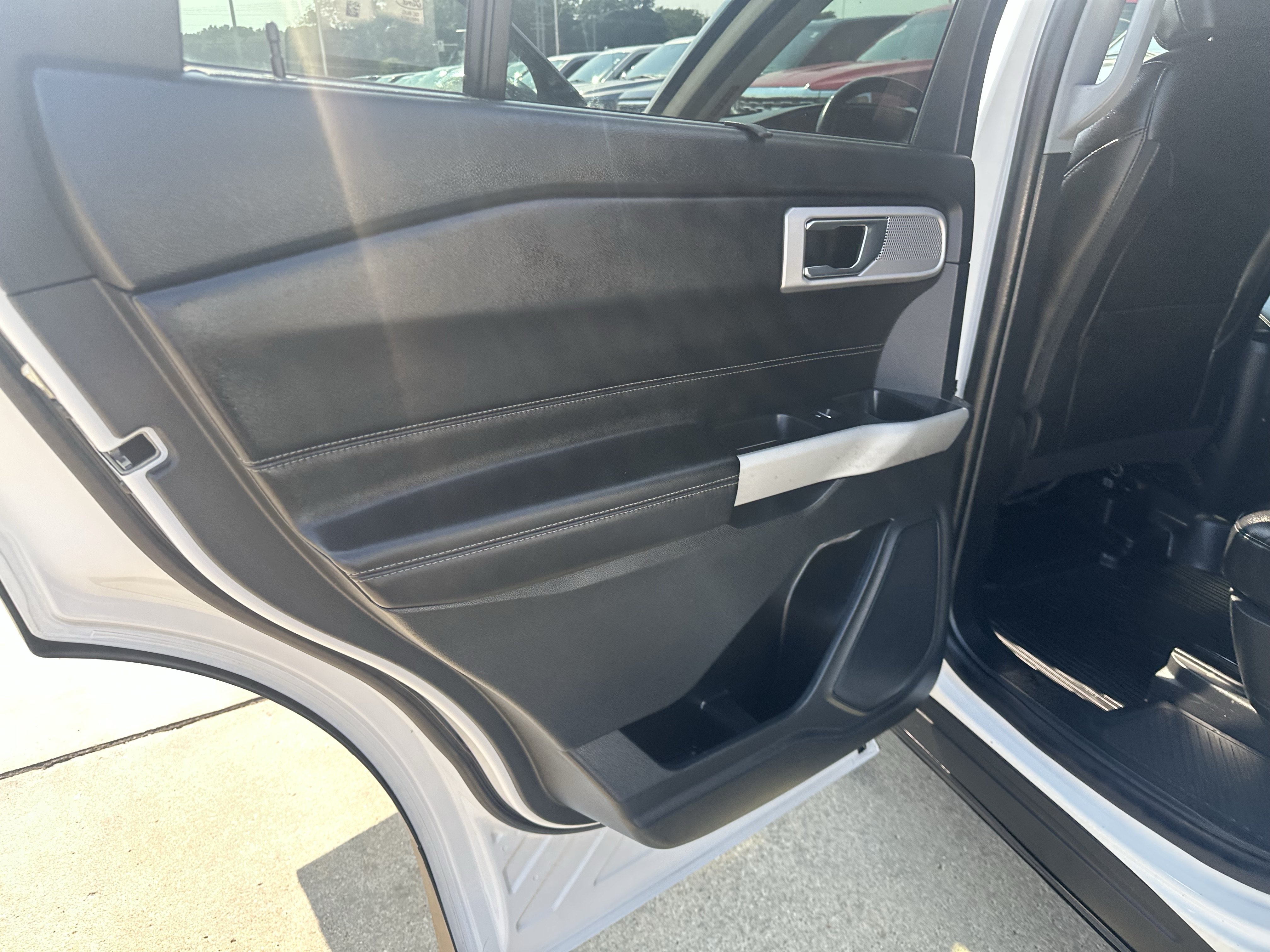 Used 2021 Ford Explorer Limited w/ Equipment Group 301A AWD/4WD image 7