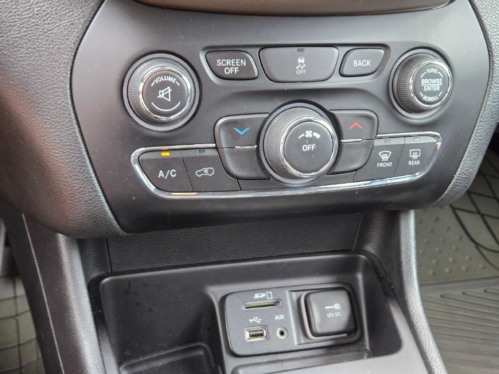 Used 2018 Jeep Cherokee Latitude FWD image 26