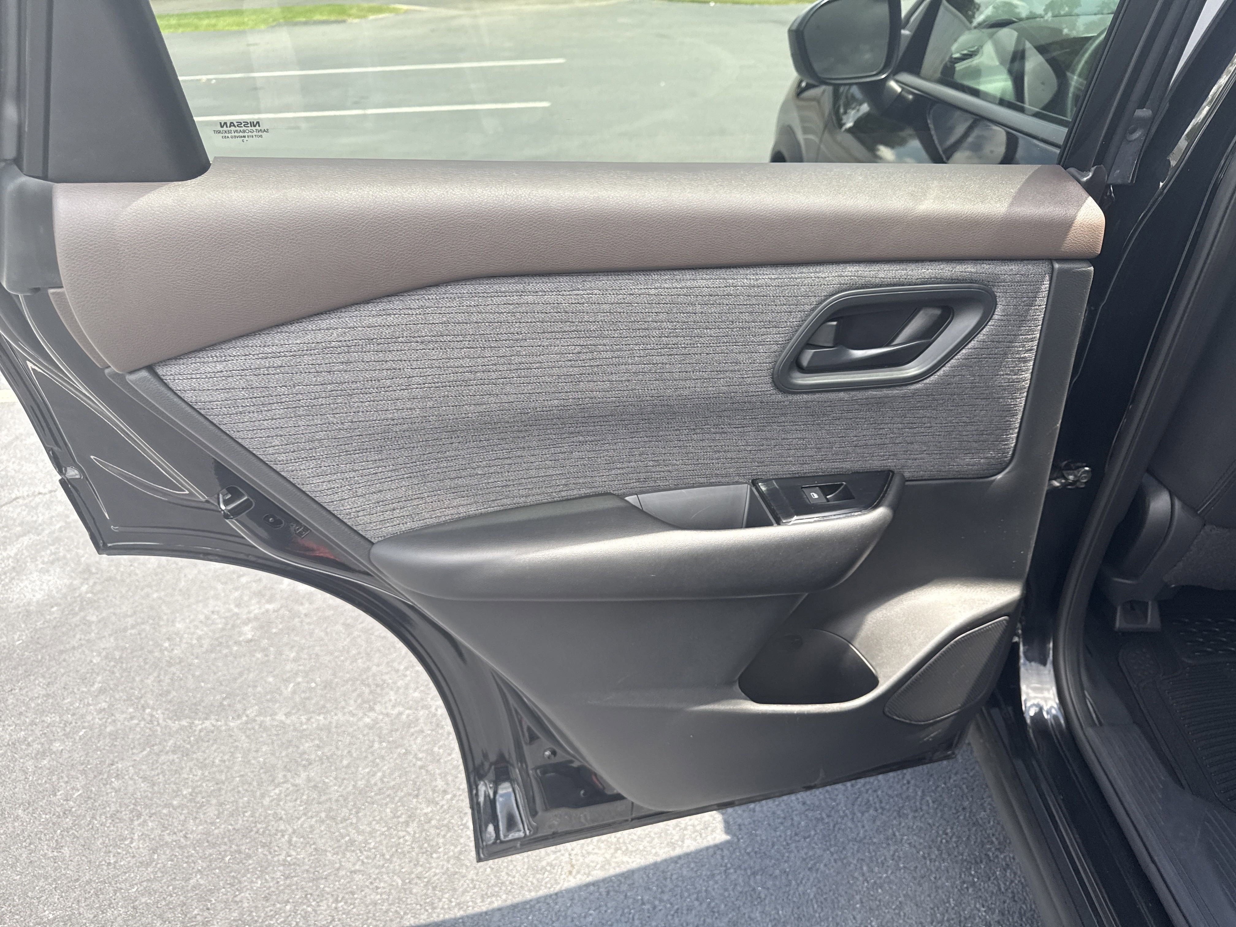 Used 2023 Nissan Rogue S image 26