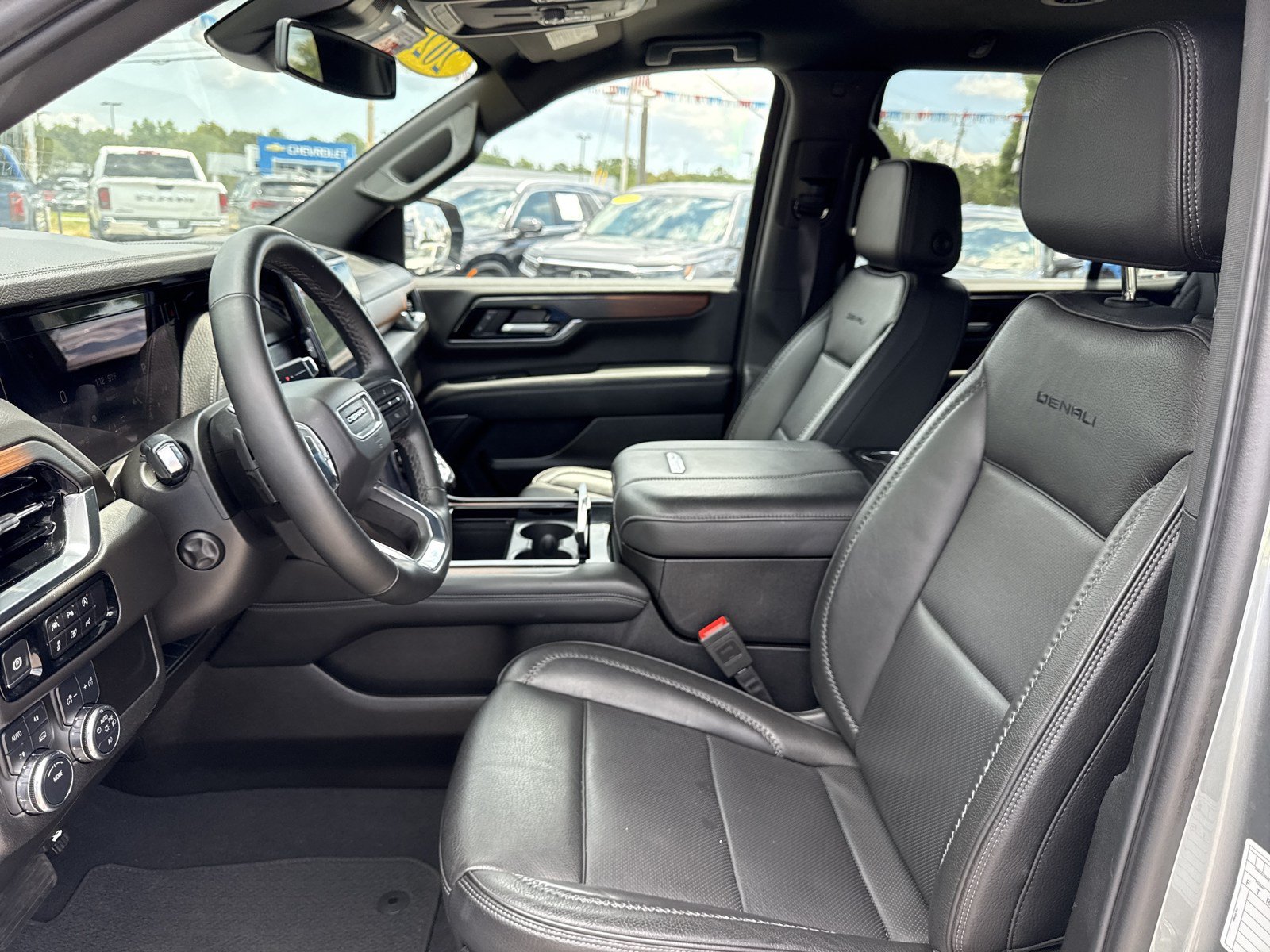 Used 2025 GMC Yukon Denali AWD/4WD image 11