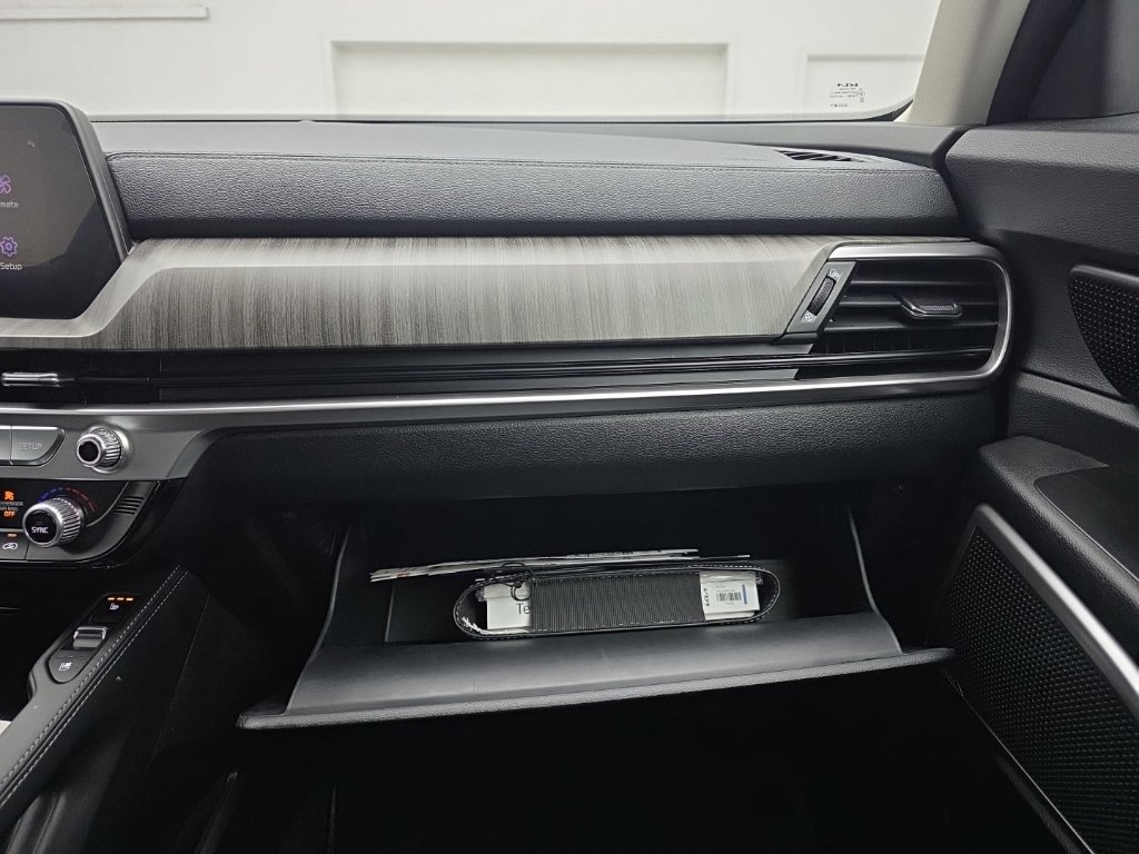 Used 2024 Kia Telluride EX w/ EX Captain's Chair Package AWD/4WD image 42