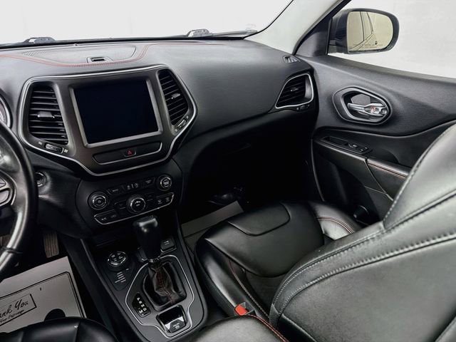 Used 2020 Jeep Cherokee Trailhawk AWD/4WD image 23