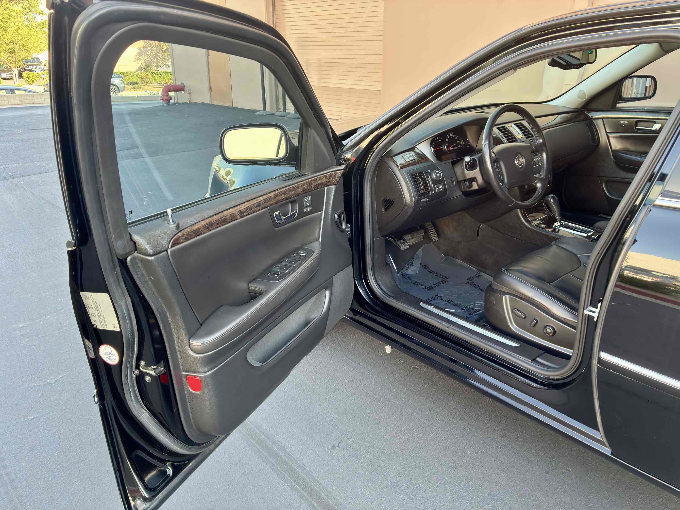 Used 2011 Cadillac DTS Luxury FWD image 30