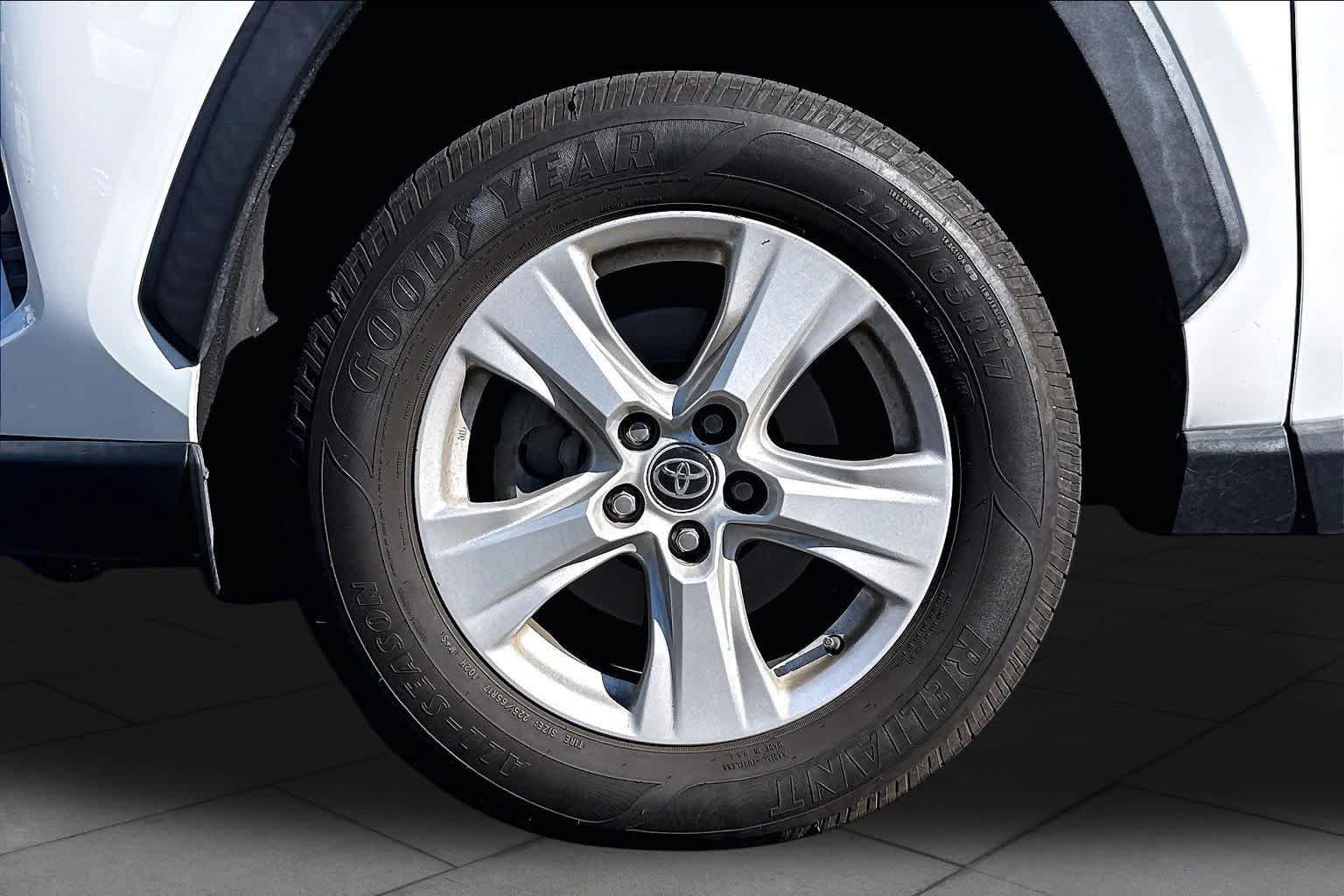 Used 2021 Toyota RAV4 XLE w/ XLE Grade Weather Package AWD/4WD image 10