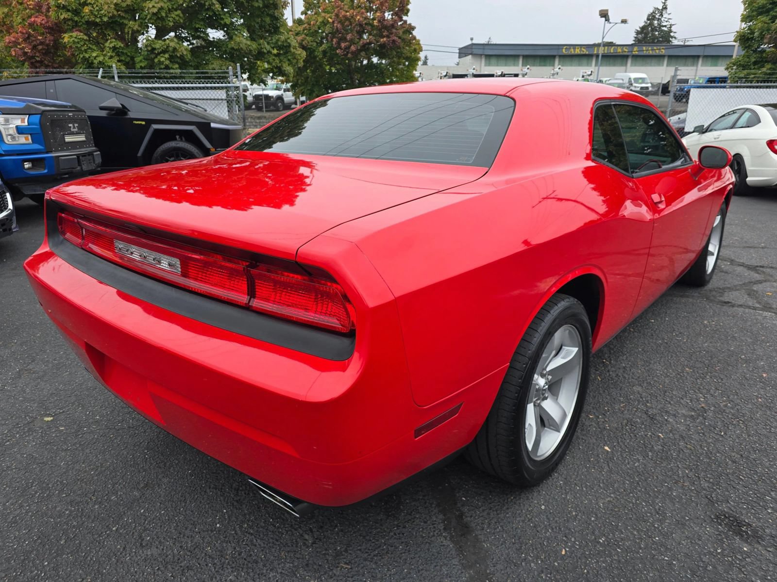 Used 2014 Dodge Challenger SXT RWD image 6