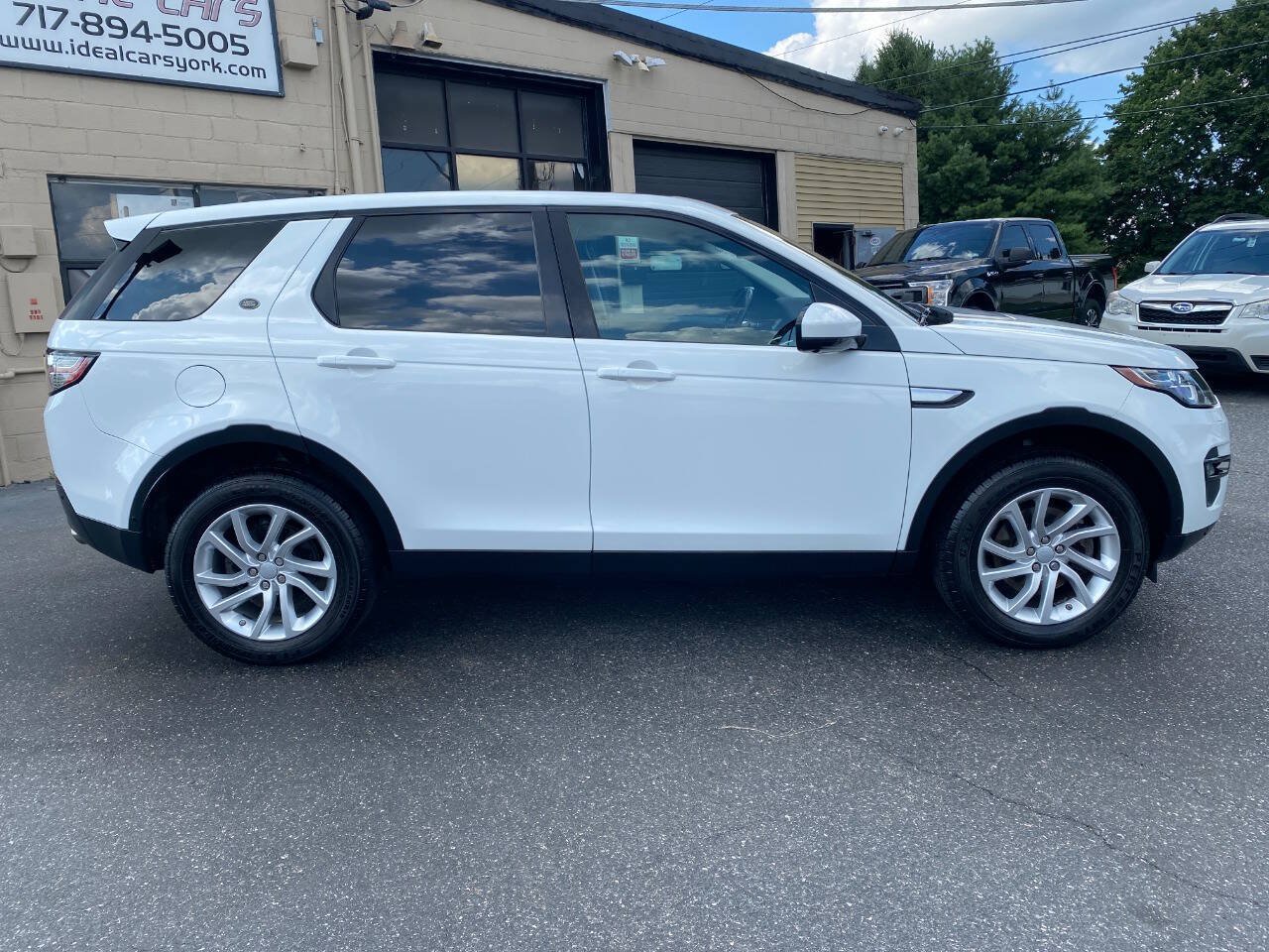 Used 2017 Land Rover Discovery Sport HSE AWD/4WD image 2