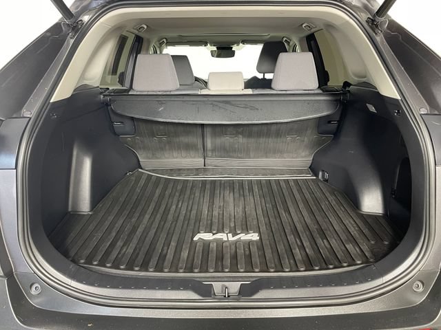 Used 2021 Toyota RAV4 XLE w/ Convenience Package FWD image 17