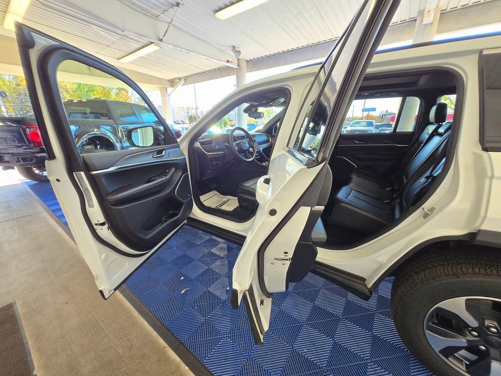 Used 2024 Jeep Grand Cherokee Limited 4xe image 25