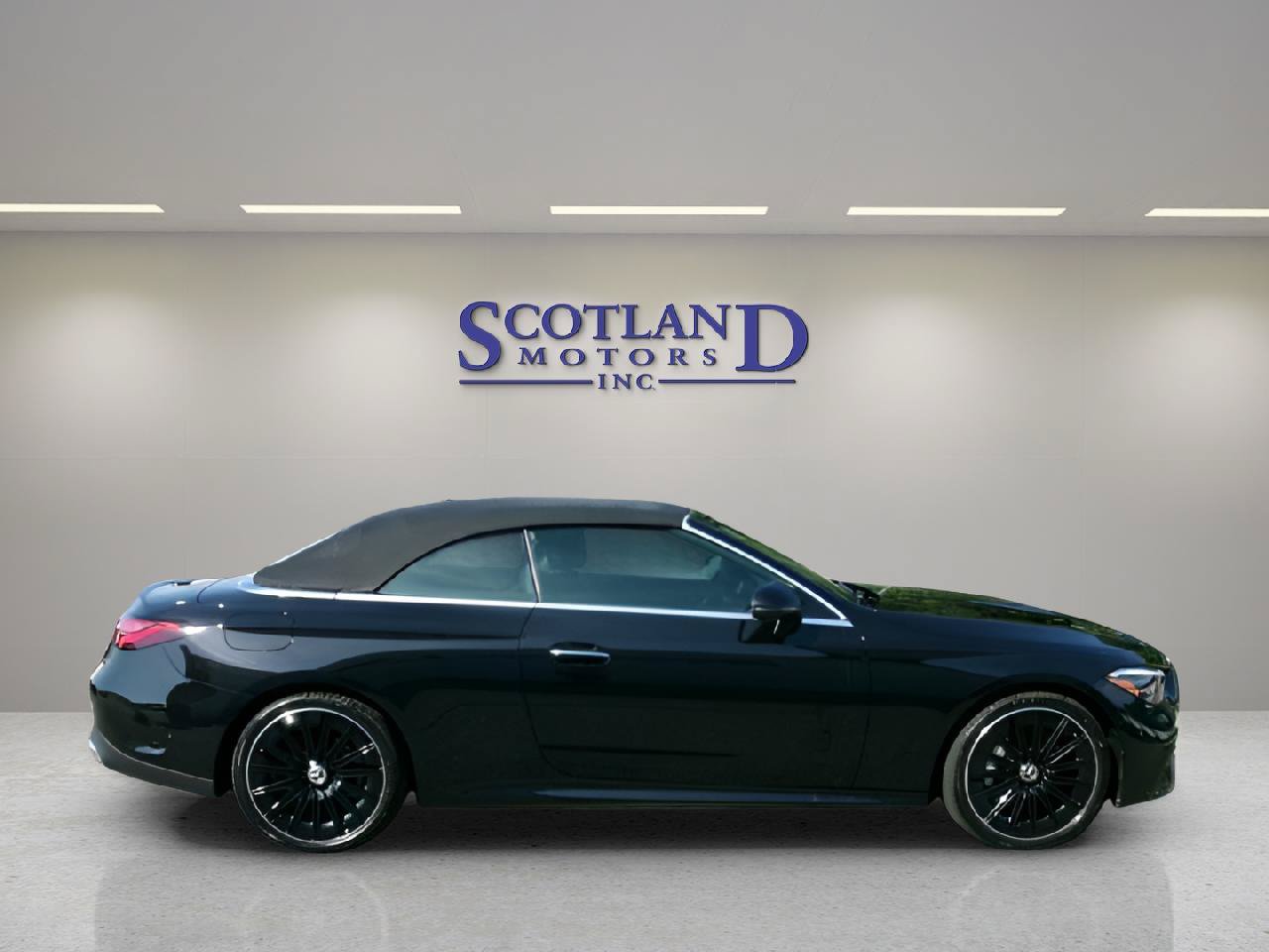 Used 2025 Mercedes-Benz CLE 450 4MATIC Cabriolet w/ Night Package image 5