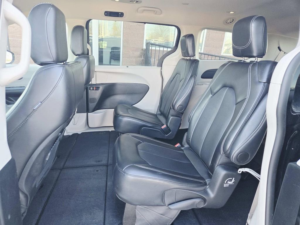Used 2024 Chrysler Pacifica Touring-L image 12