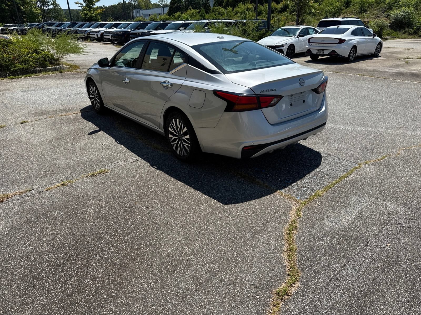 Used 2025 Nissan Altima 2.5 SV FWD image 3