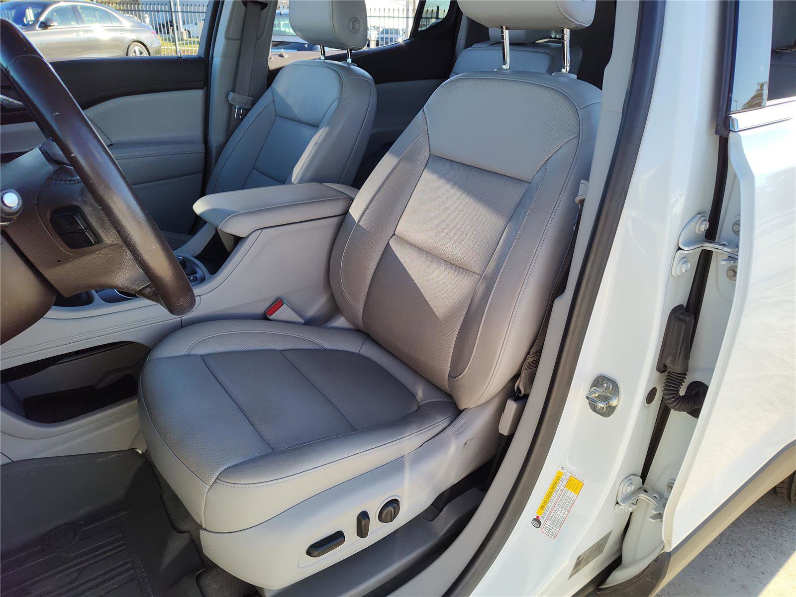 Used 2020 GMC Acadia SLT w/ Driver Alert Package II image 17