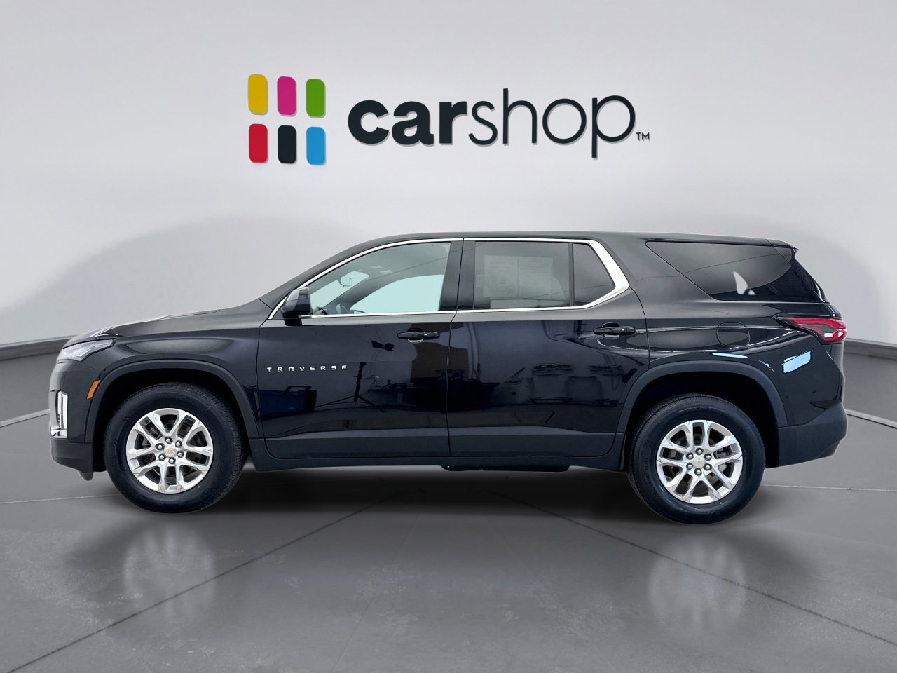 Used 2023 Chevrolet Traverse LS image 2