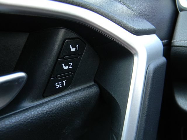 Used 2020 Toyota RAV4 Limited AWD/4WD image 16