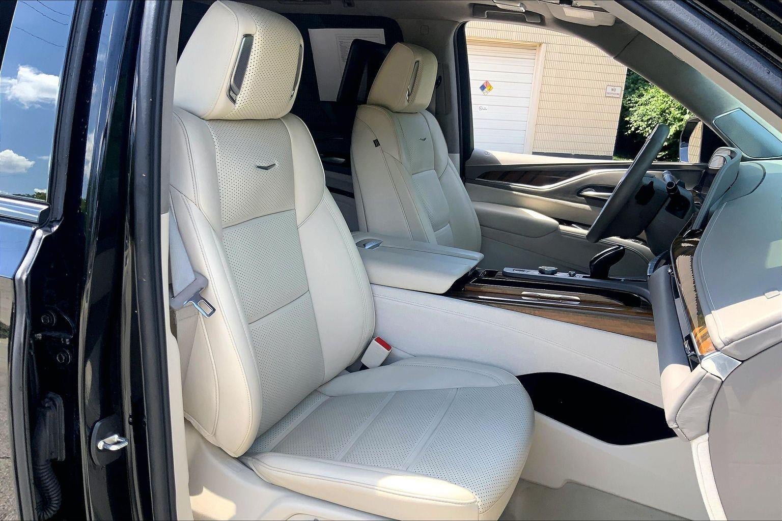 Certified 2024 Cadillac Escalade Sport Platinum w/ LPO, ONYX Package AWD/4WD image 7