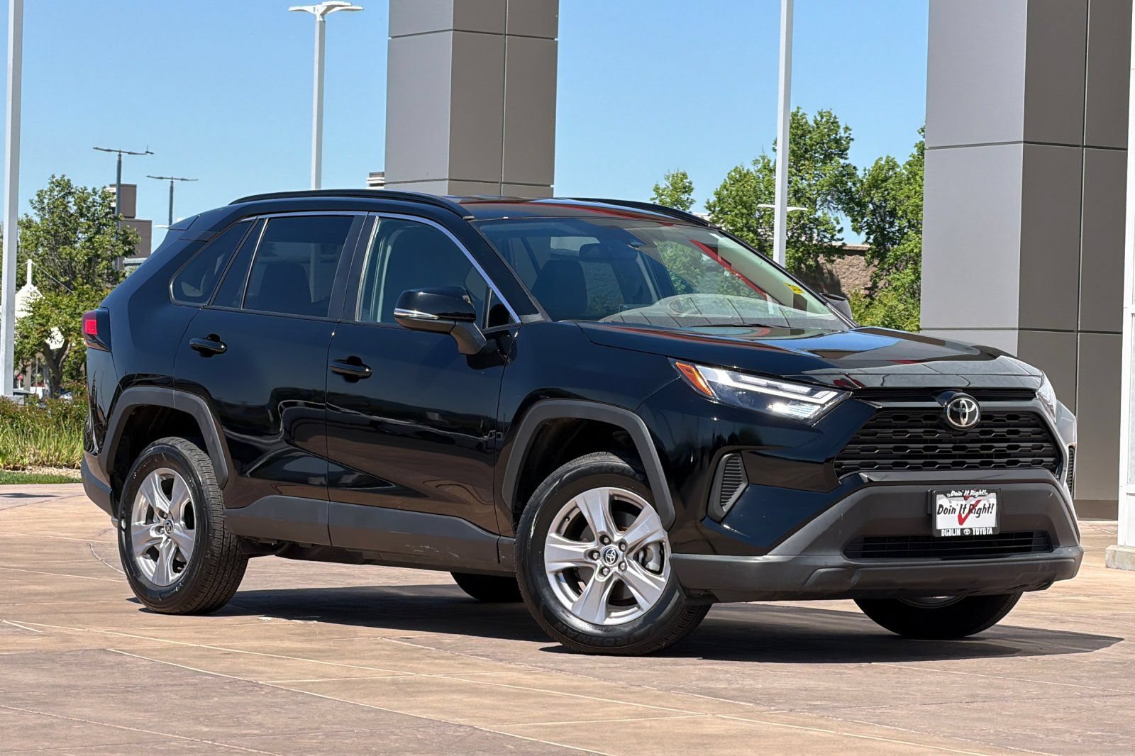 Used 2025 Toyota RAV4 XLE FWD image 2