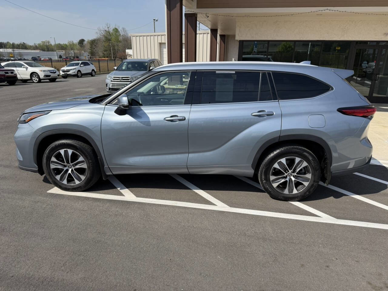 Used 2022 Toyota Highlander XLE image 3