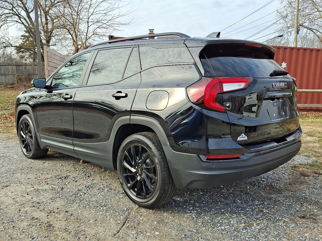 Used 2023 GMC Terrain SLE w/ Driver Convenience Package image 3
