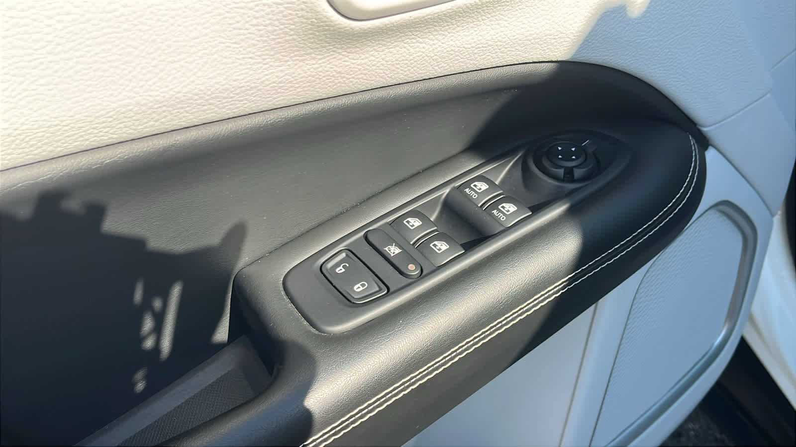 Used 2017 Jeep Compass Latitude w/ Cold Weather Group image 22