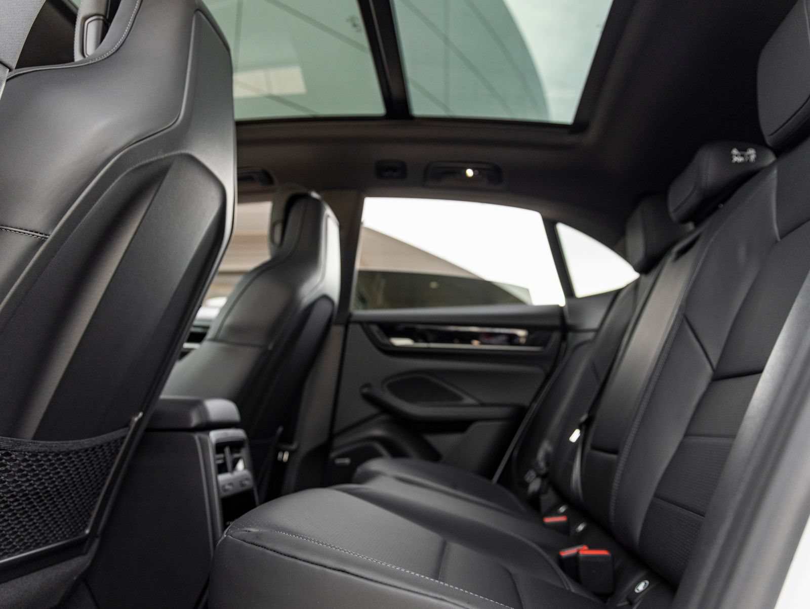 Certified 2026 Porsche Macan 4 Electric AWD/4WD image 32