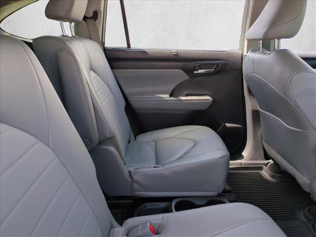 Used 2023 Toyota Highlander XLE FWD image 21