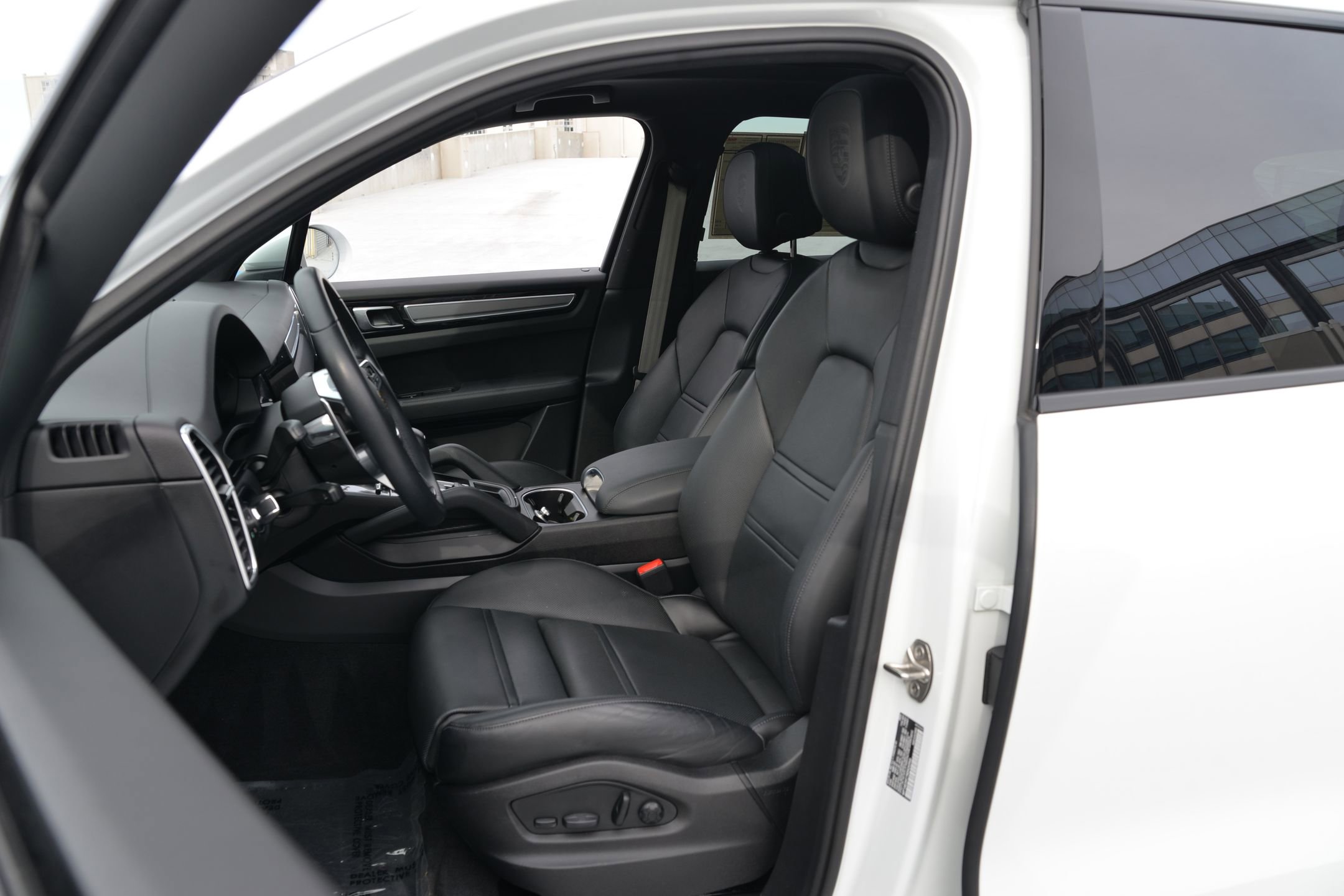 Certified 2022 Porsche Cayenne Platinum Edition image 5