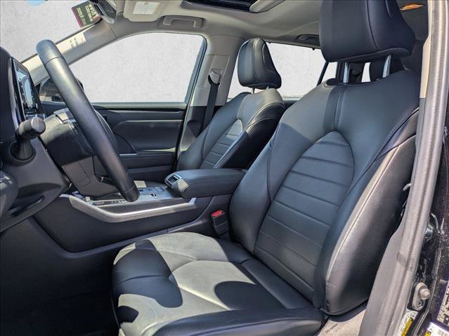 Used 2021 Toyota Highlander XLE FWD image 17