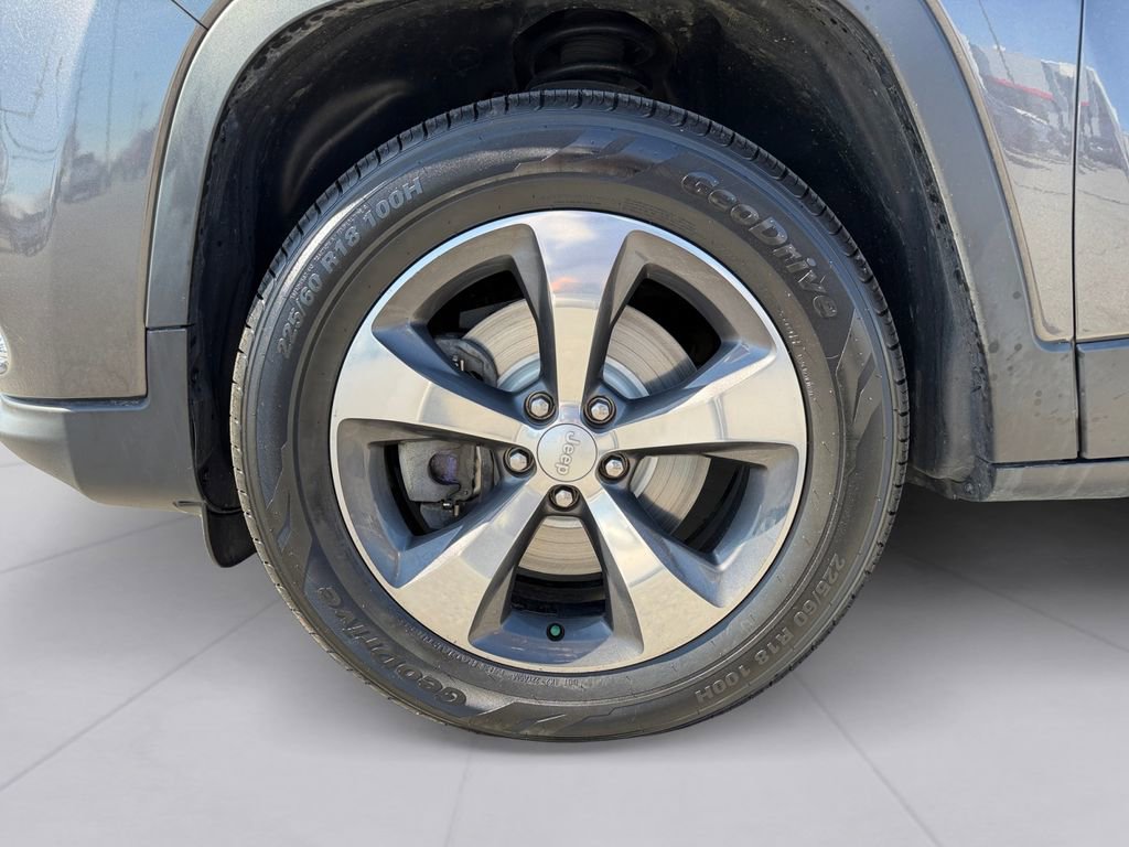 Used 2019 Jeep Cherokee Limited image 9