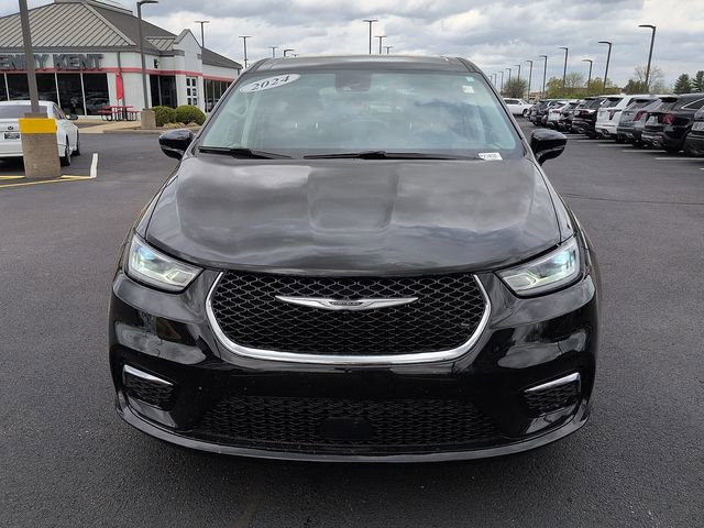 Used 2024 Chrysler Pacifica Touring-L image 2