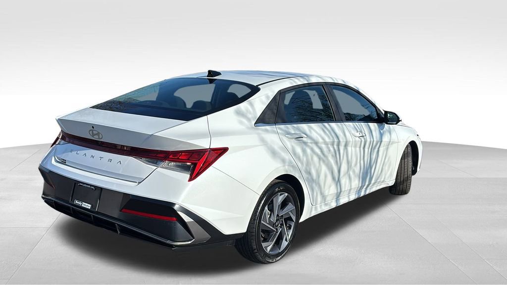 Used 2025 Hyundai Elantra SEL image 7