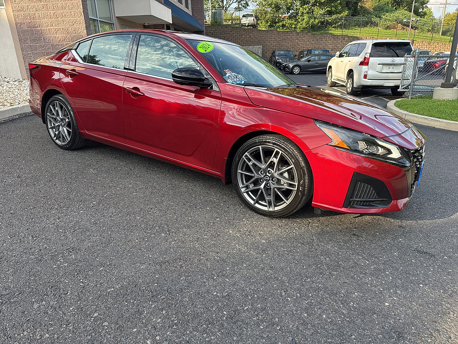 Used 2024 Nissan Altima 2.0 SR FWD image 2