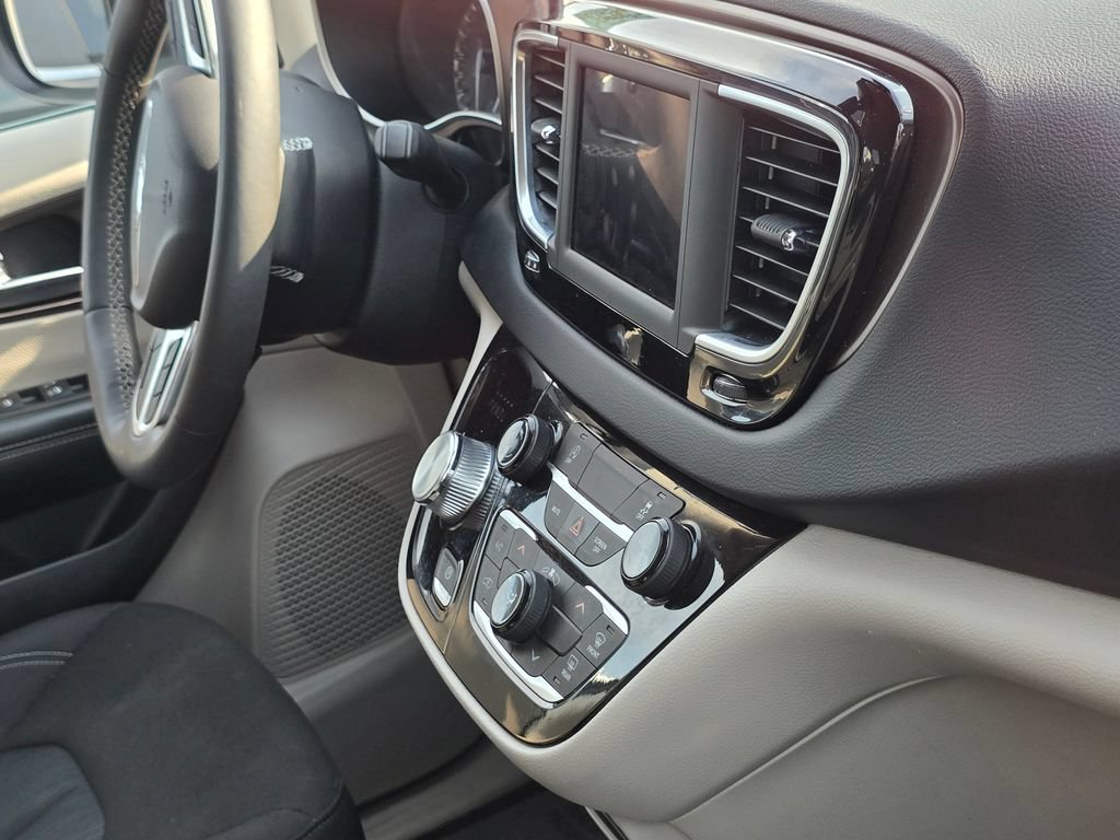 Used 2023 Chrysler Voyager LX FWD image 16
