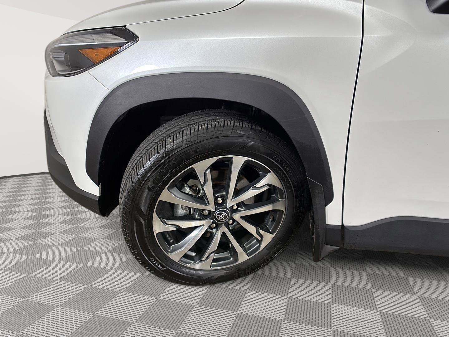 Used 2023 Toyota Corolla Cross XLE w/ Convenience Package image 12