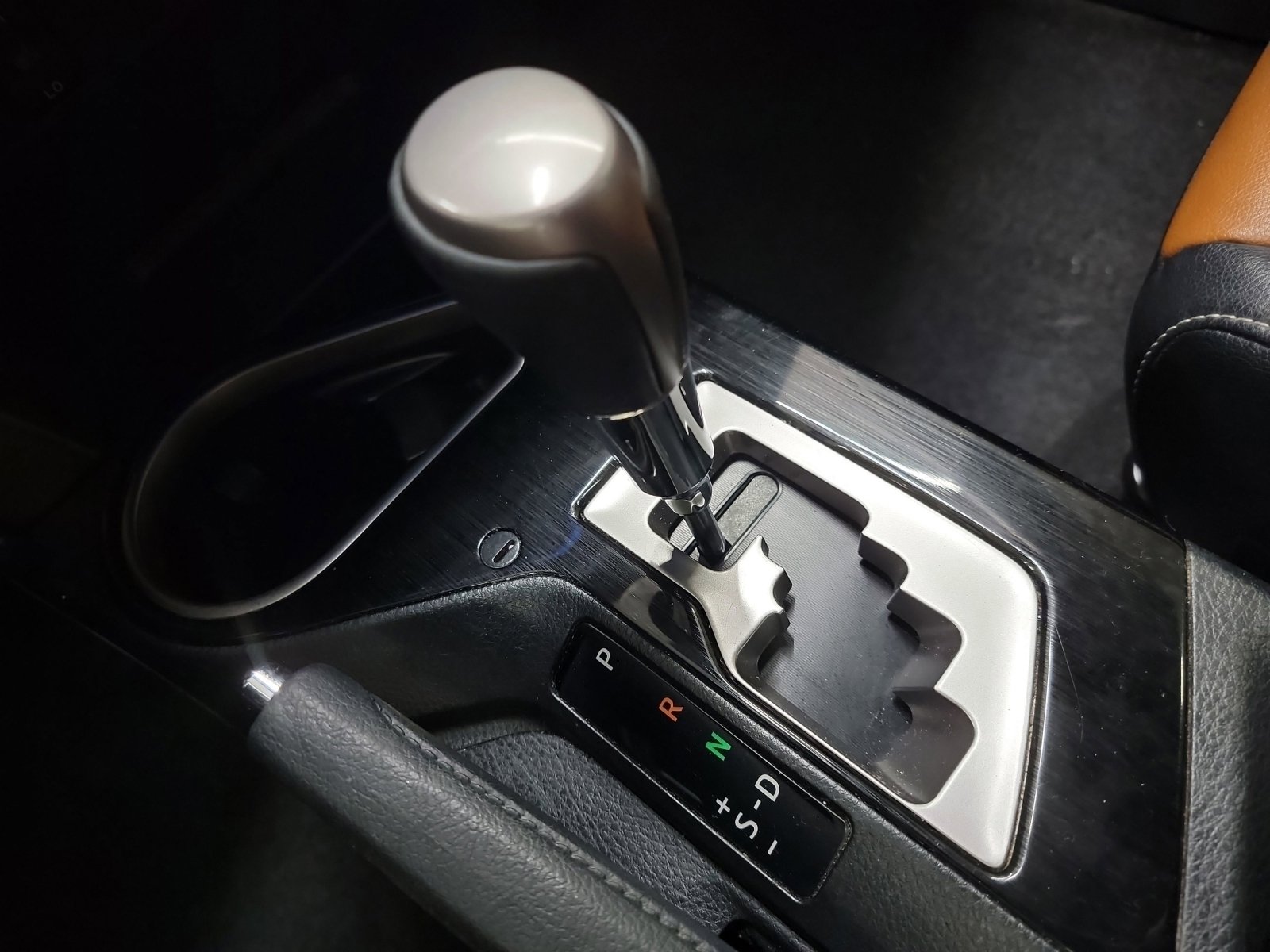 Used 2018 Toyota RAV4 Limited image 33